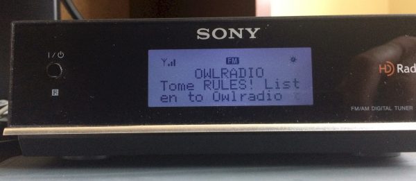 picture of the Sony tuner displaying the RDS received data "OWLRULES" and "Tome RULES! Listen to Owlradio"